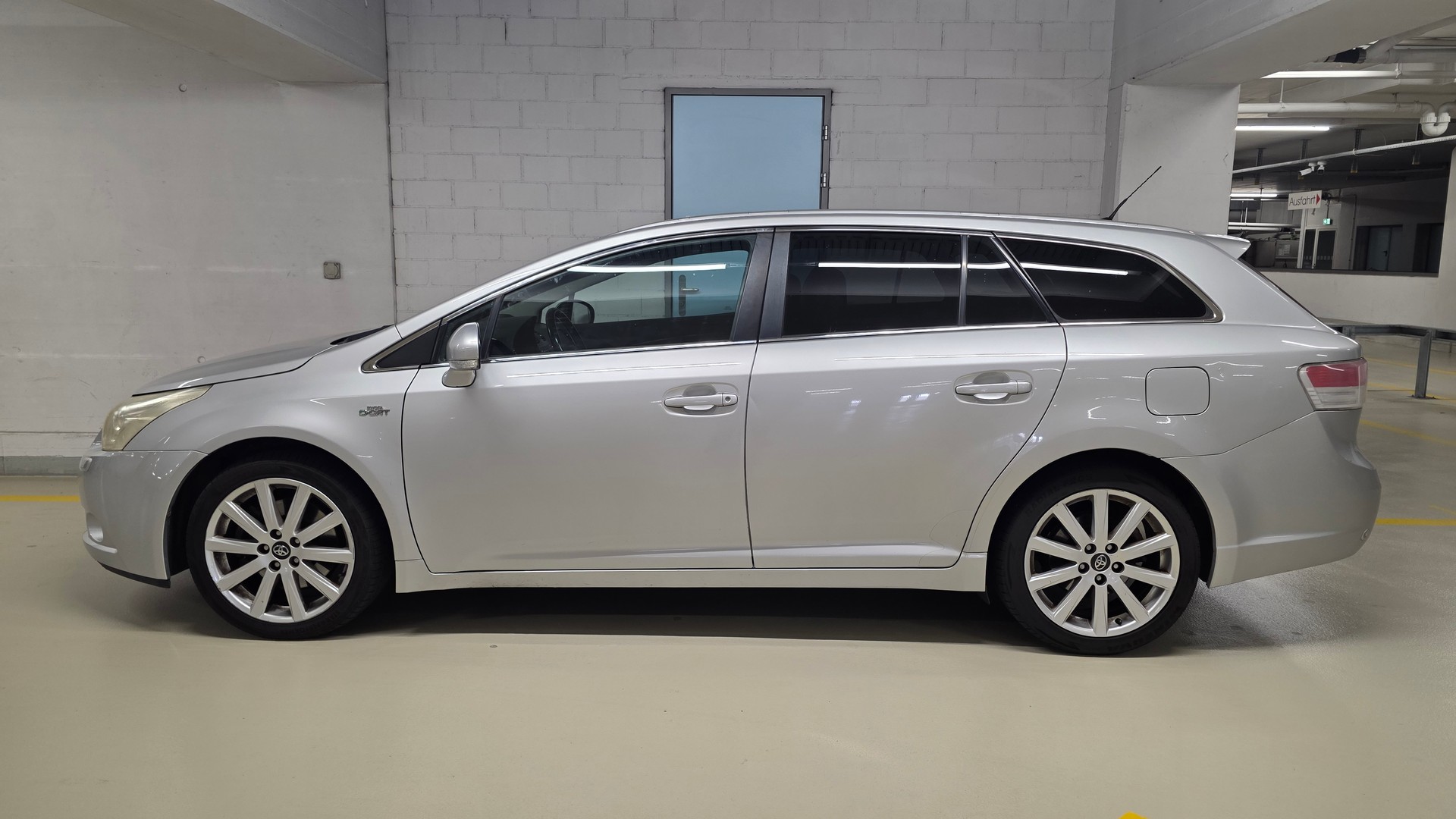 TOYOTA Avensis Sportswagon 2.2D-CAT Linea Sol Premium-image-1