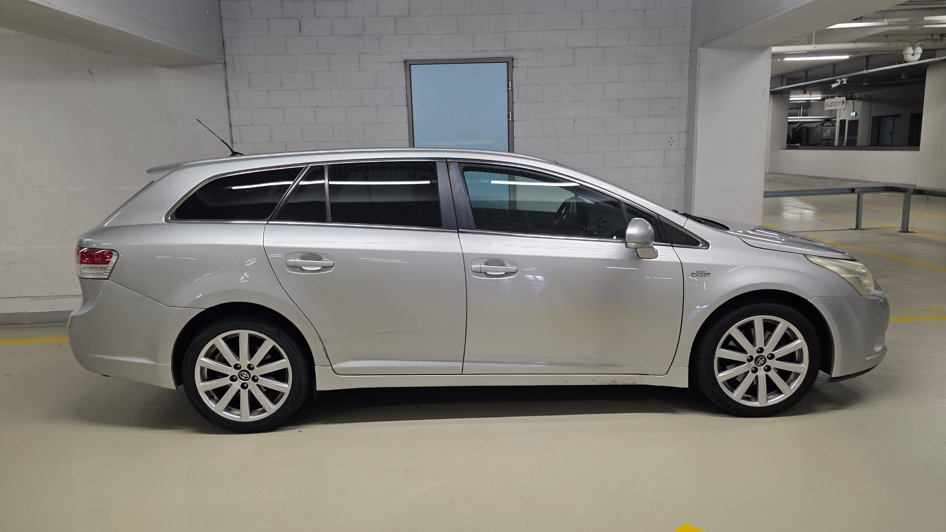 TOYOTA Avensis Sportswagon 2.2D-CAT Linea Sol Premium-image-5