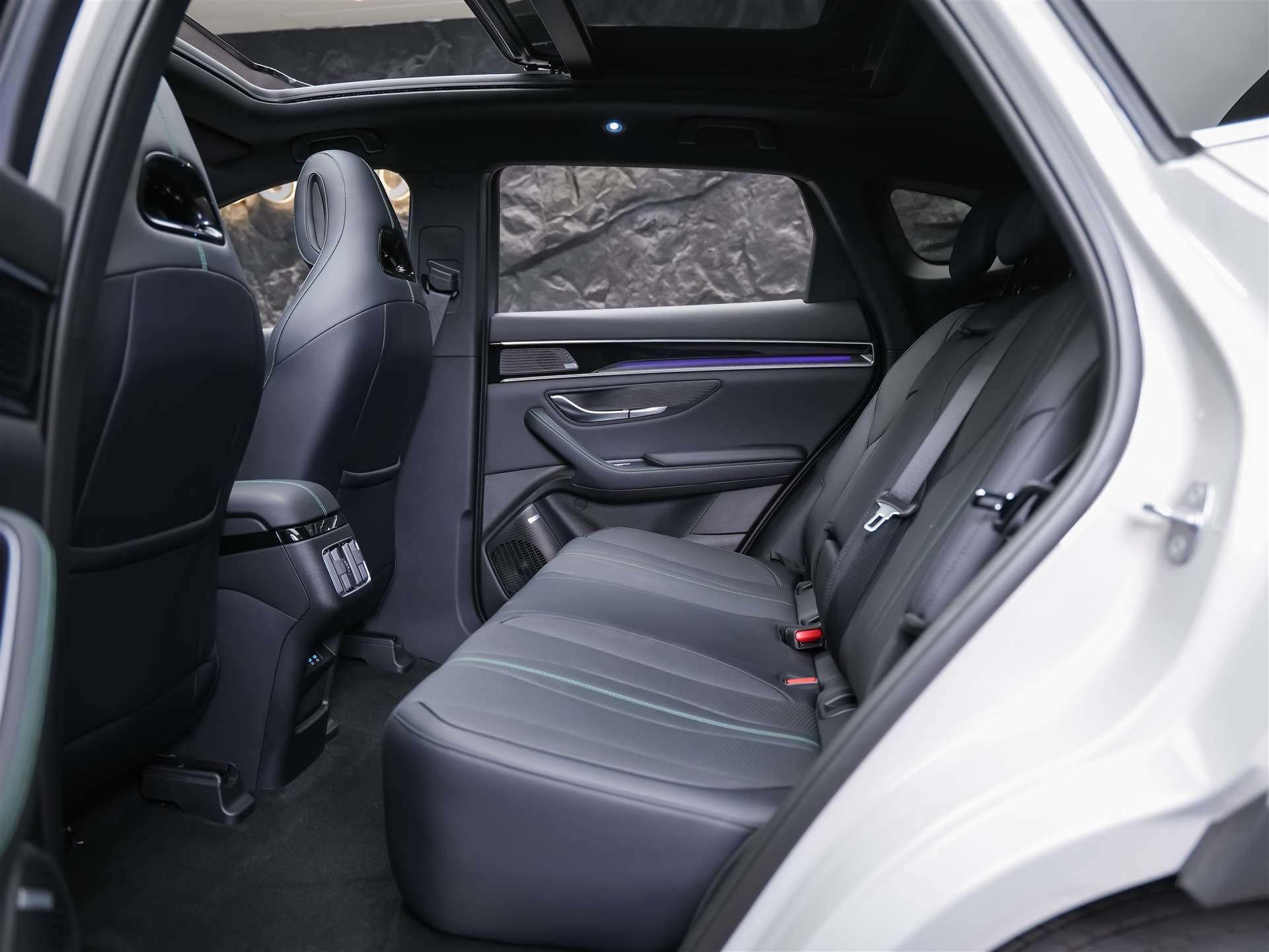 BYD Seal U DM-i Design AWD *Werksgarantie*Panorama*Sitzbelüftung*360° Kamera*-image-13
