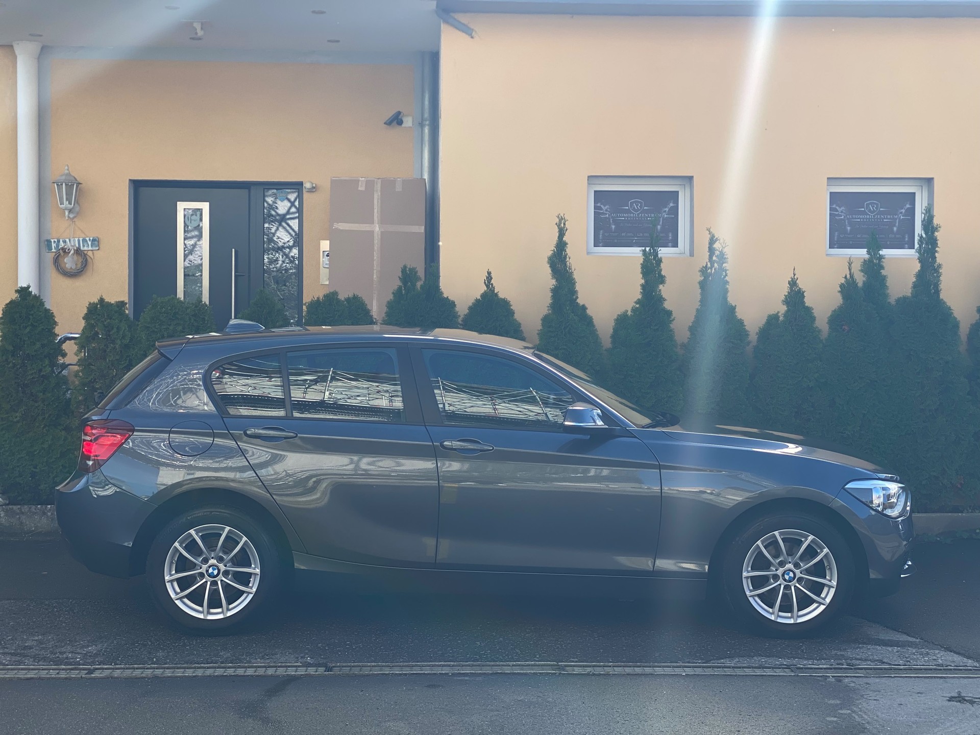 BMW 116-showroom-element-3