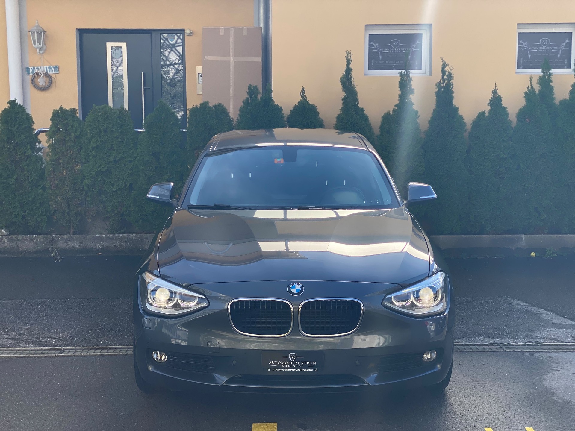 BMW 116-showroom-element-1