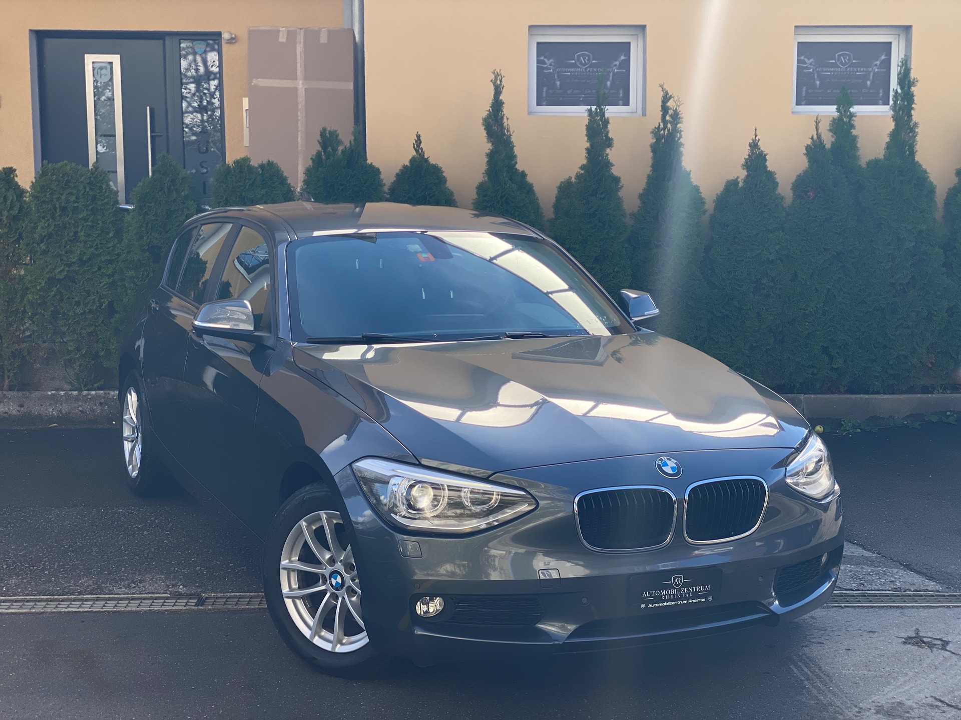 BMW 116-showroom-element-2