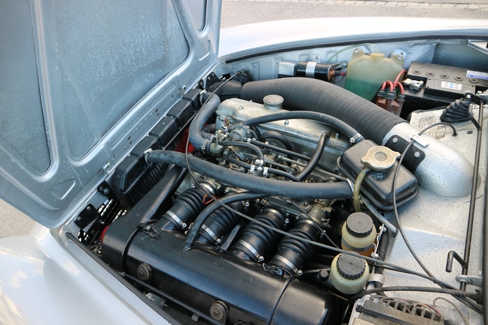 BMW 1600 GT-image-11