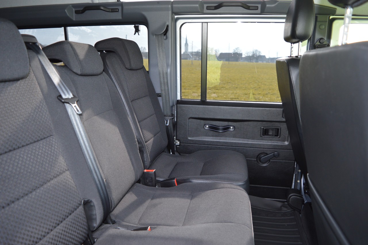 LAND ROVER Defender 110 2.2 TD4 SW Legend Avus Performance-image-12