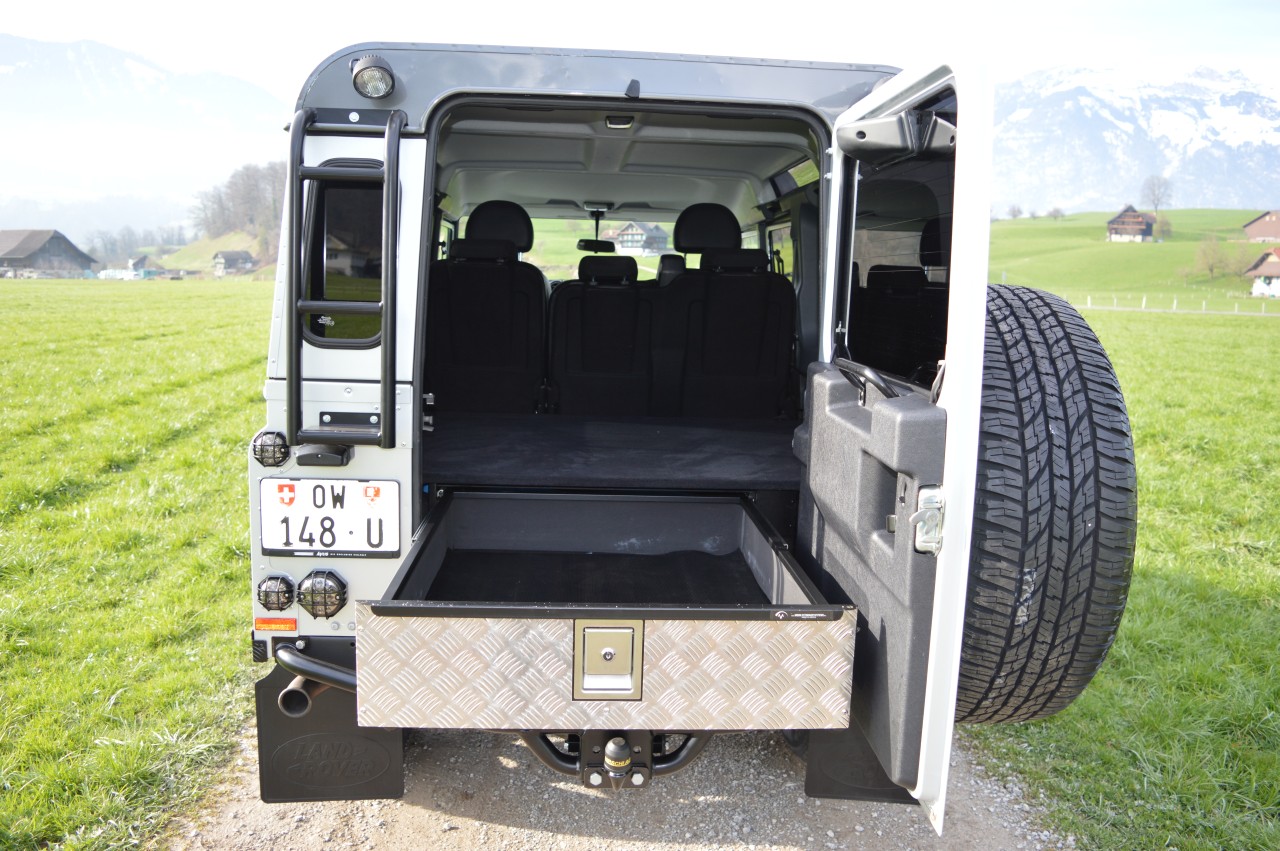 LAND ROVER Defender 110 2.2 TD4 SW Legend Avus Performance-image-15