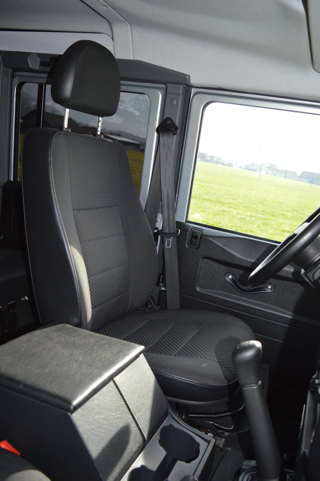 LAND ROVER Defender 110 2.2 TD4 SW Legend Avus Performance-image-13