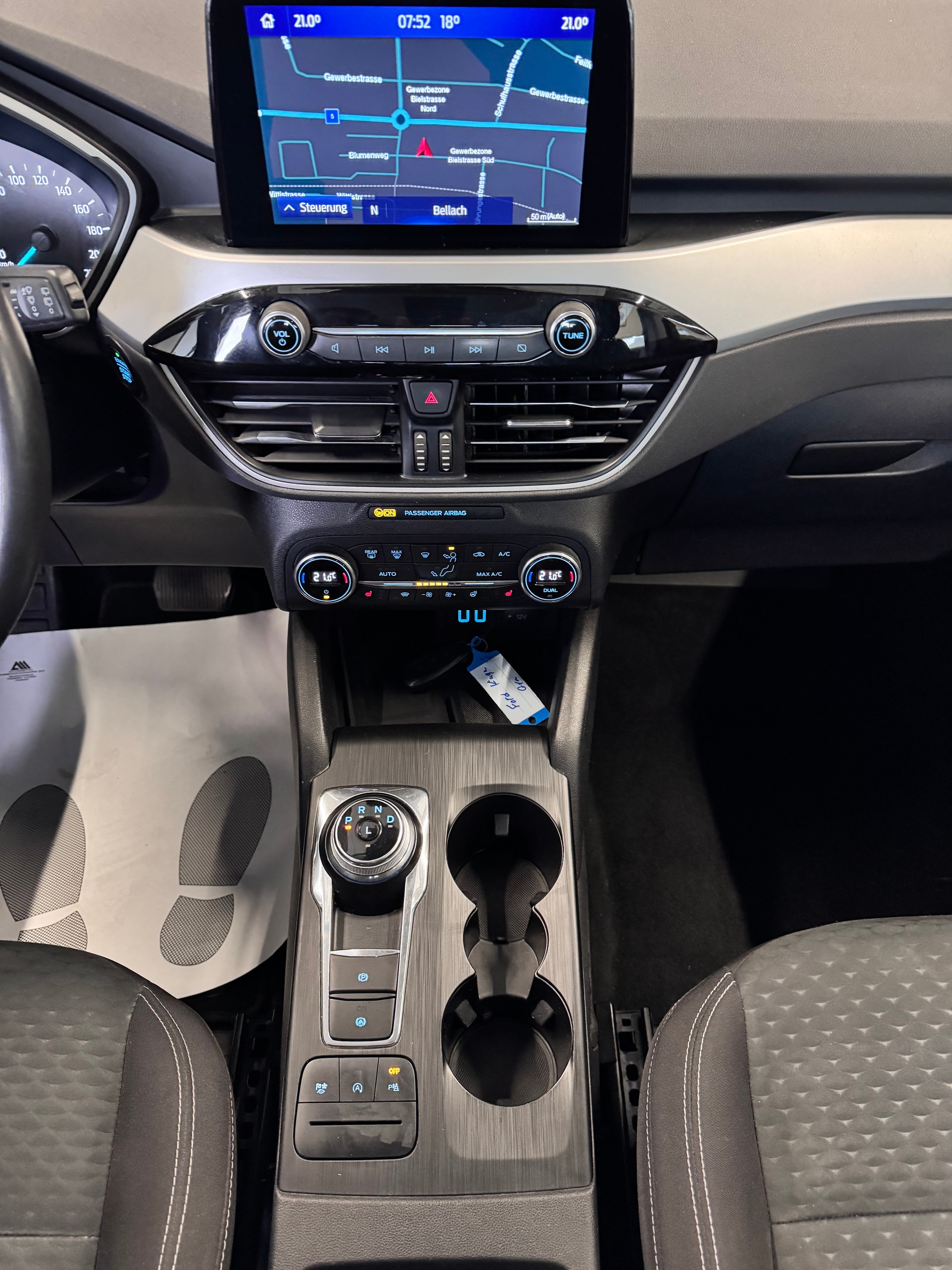 FORD Kuga 2.0 TDCi EcoBlue Cool & Connect 4WD-image-11