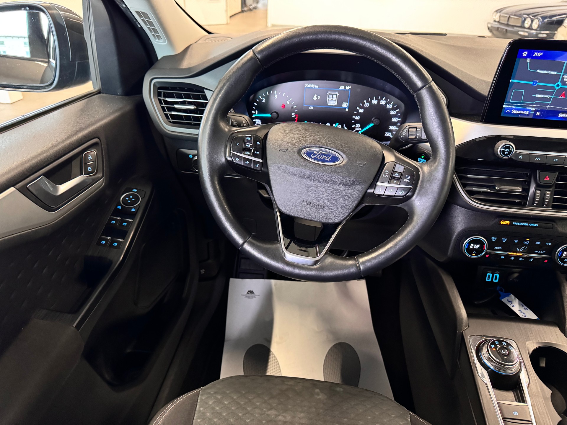 FORD Kuga 2.0 TDCi EcoBlue Cool & Connect 4WD-image-13