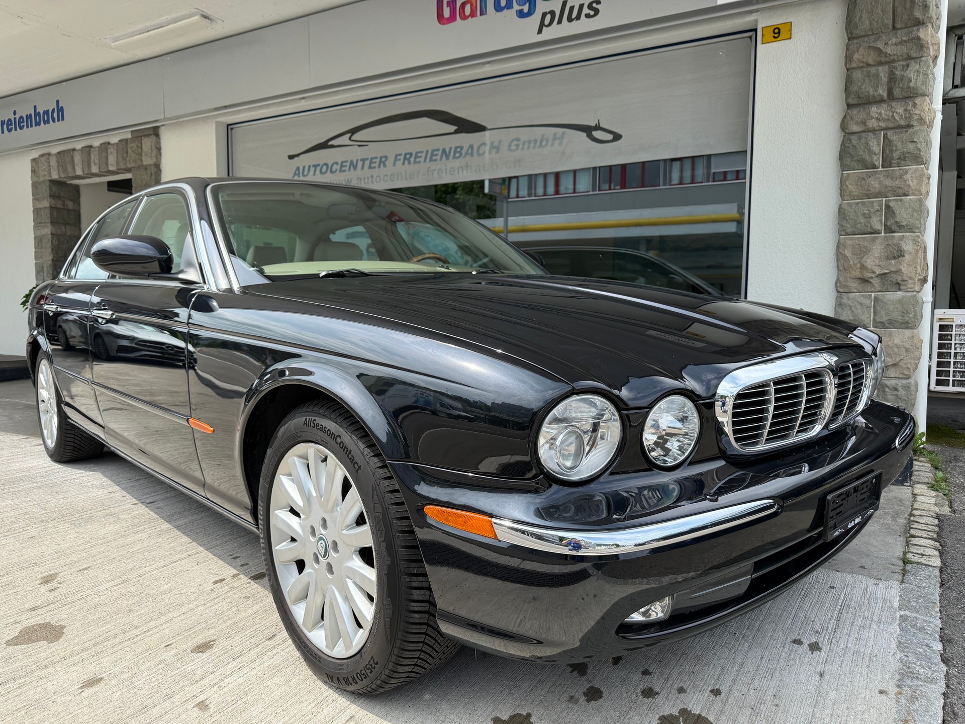 JAGUAR XJ8 4.2 V8 Executive-showroom-element-2