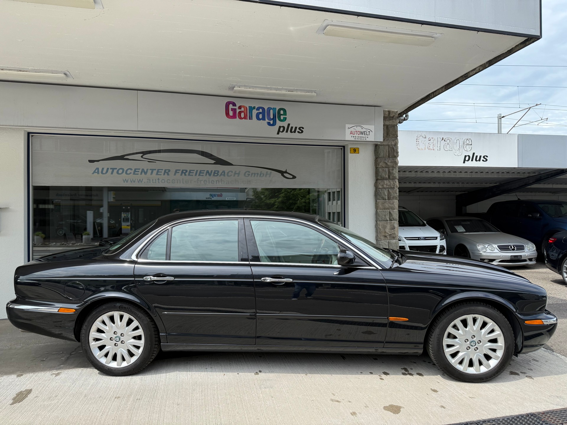 JAGUAR XJ8 4.2 V8 Executive-showroom-element-3