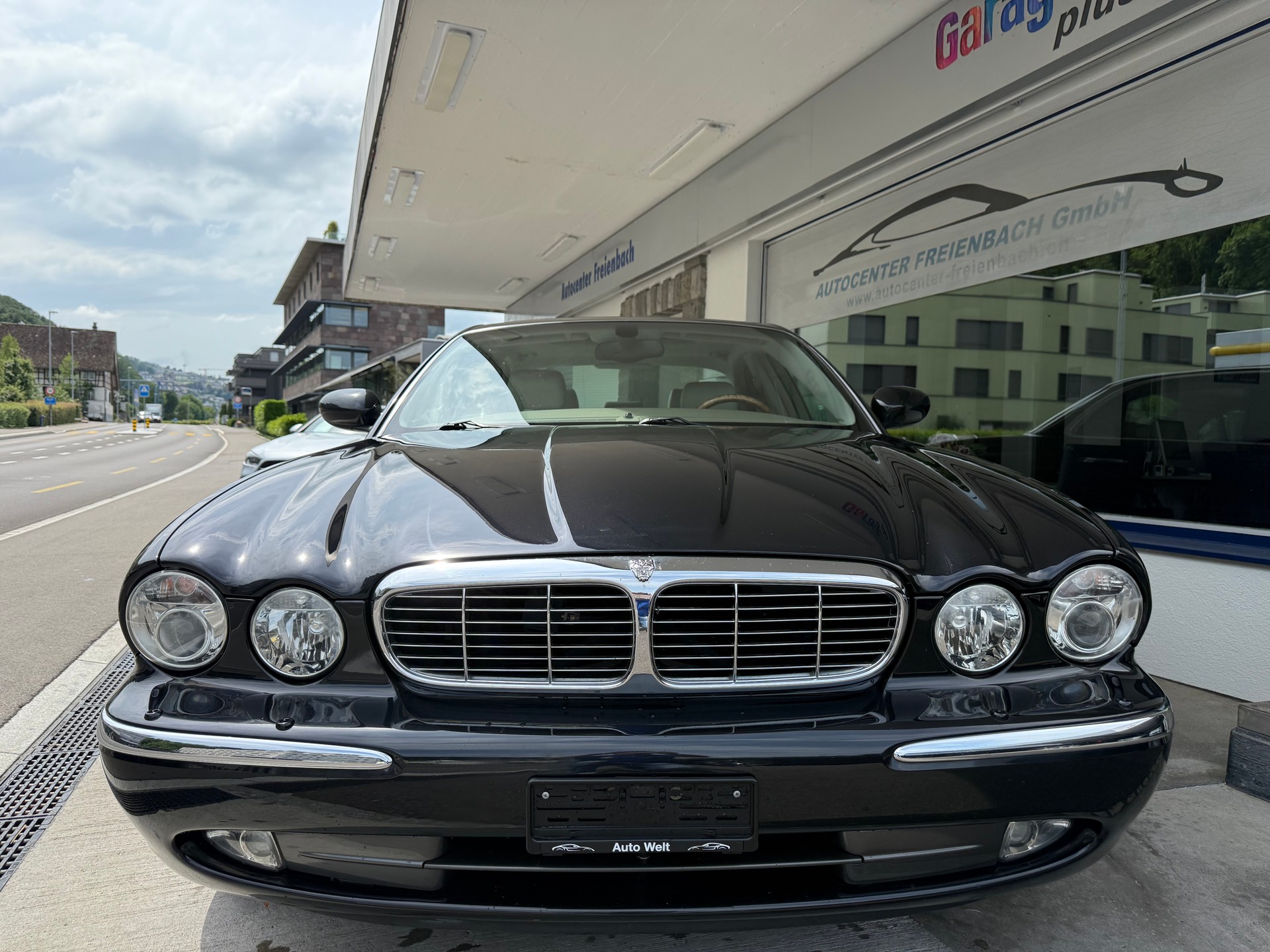 JAGUAR XJ8 4.2 V8 Executive-showroom-element-1