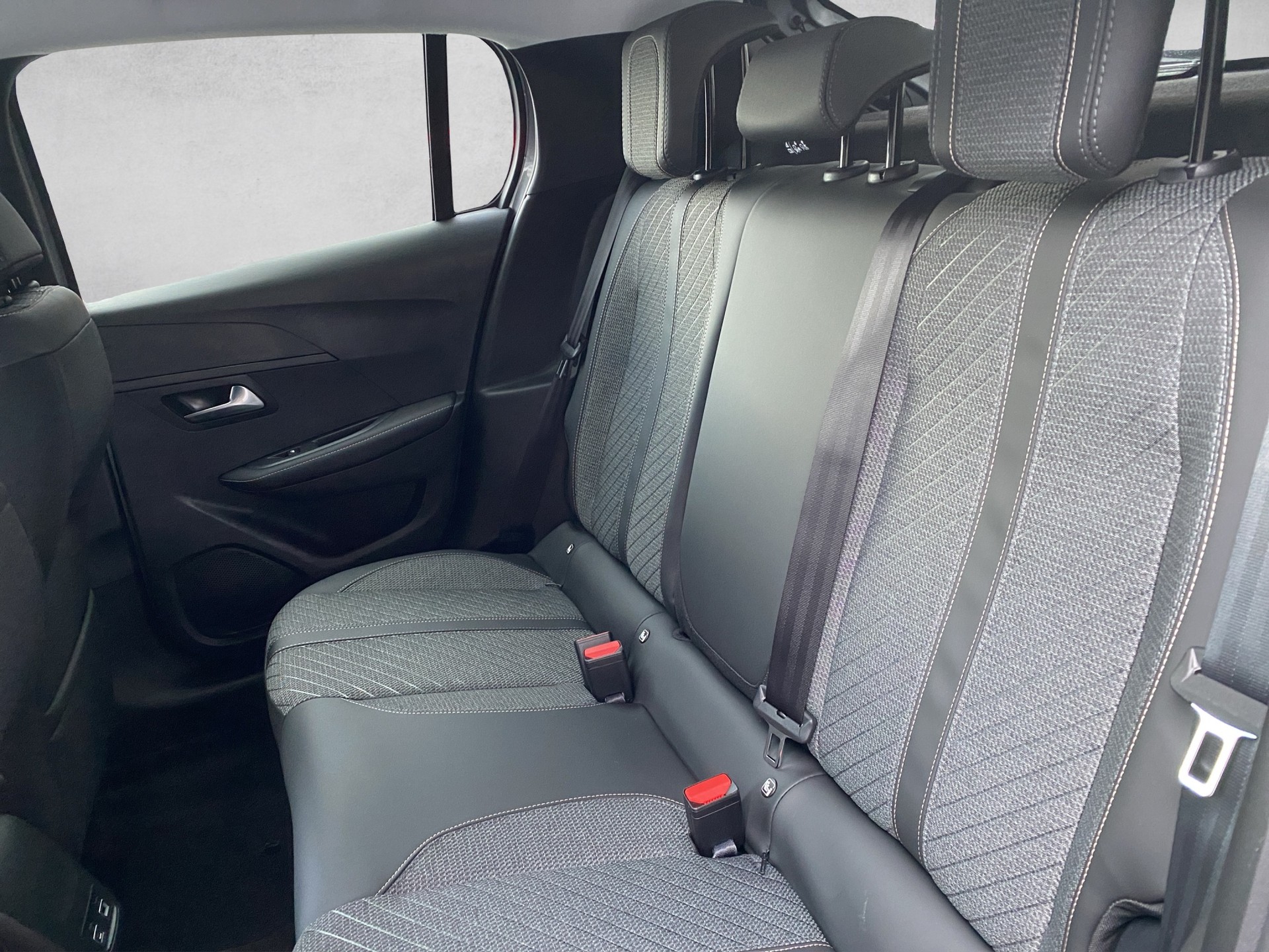 PEUGEOT 208 1.2 MHEV Allure-image-13