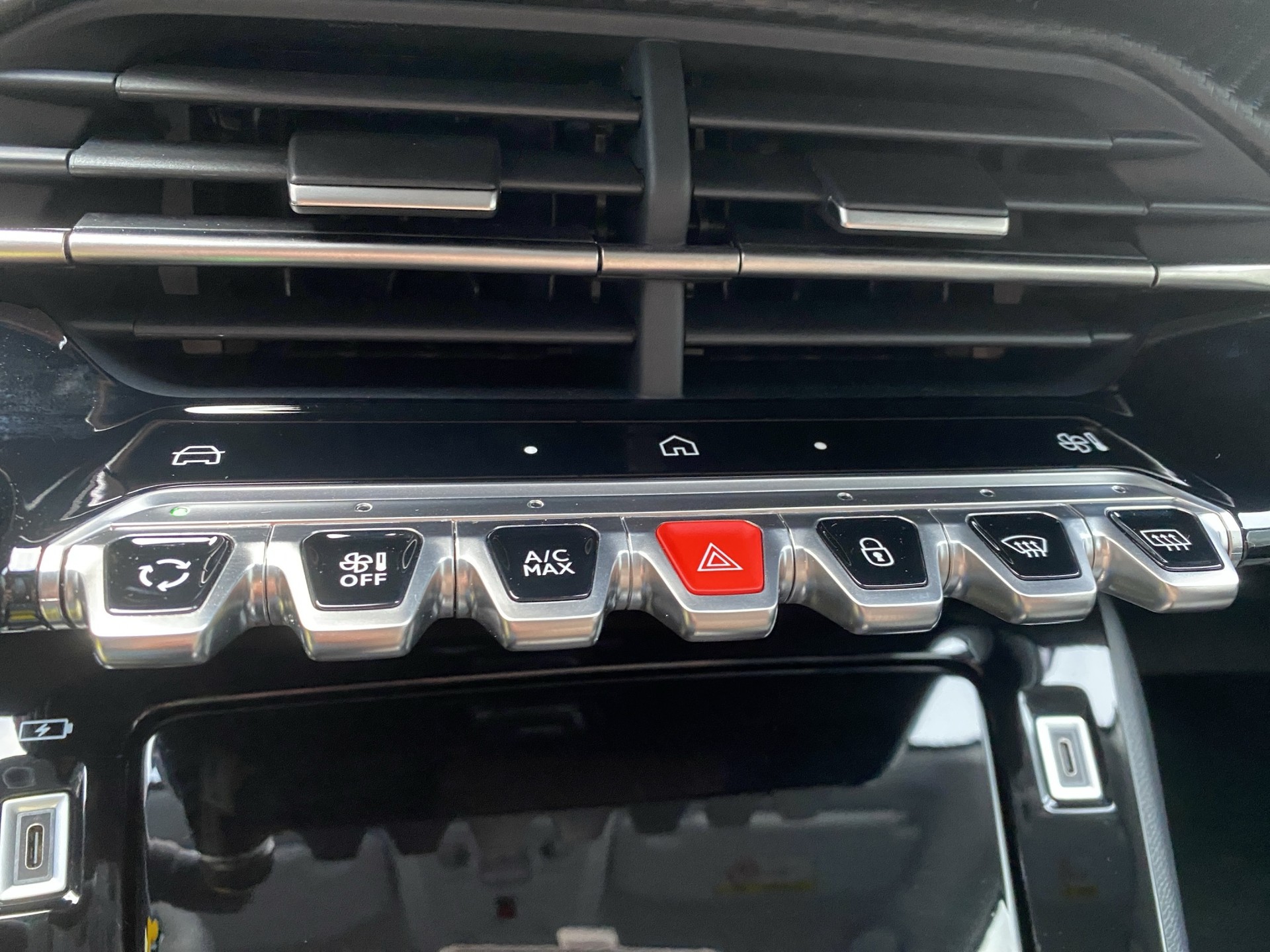 PEUGEOT 208 1.2 MHEV Allure-image-10