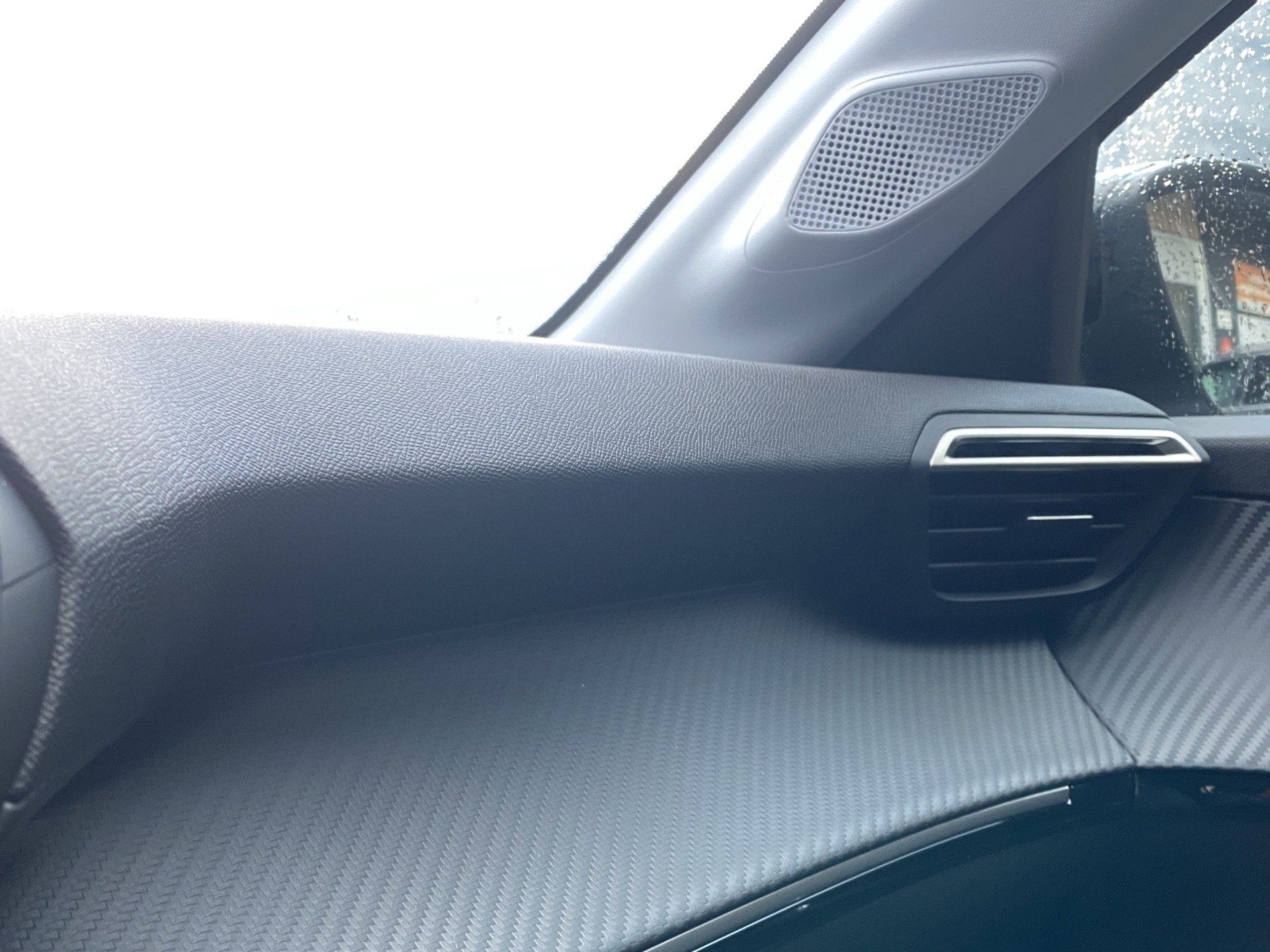 PEUGEOT 208 1.2 MHEV Allure-image-12