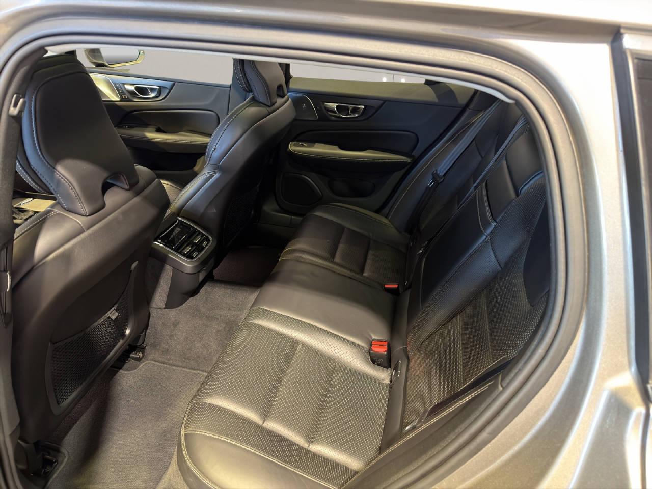 VOLVO V60 2.0 T6 Inscription AWD-image-5