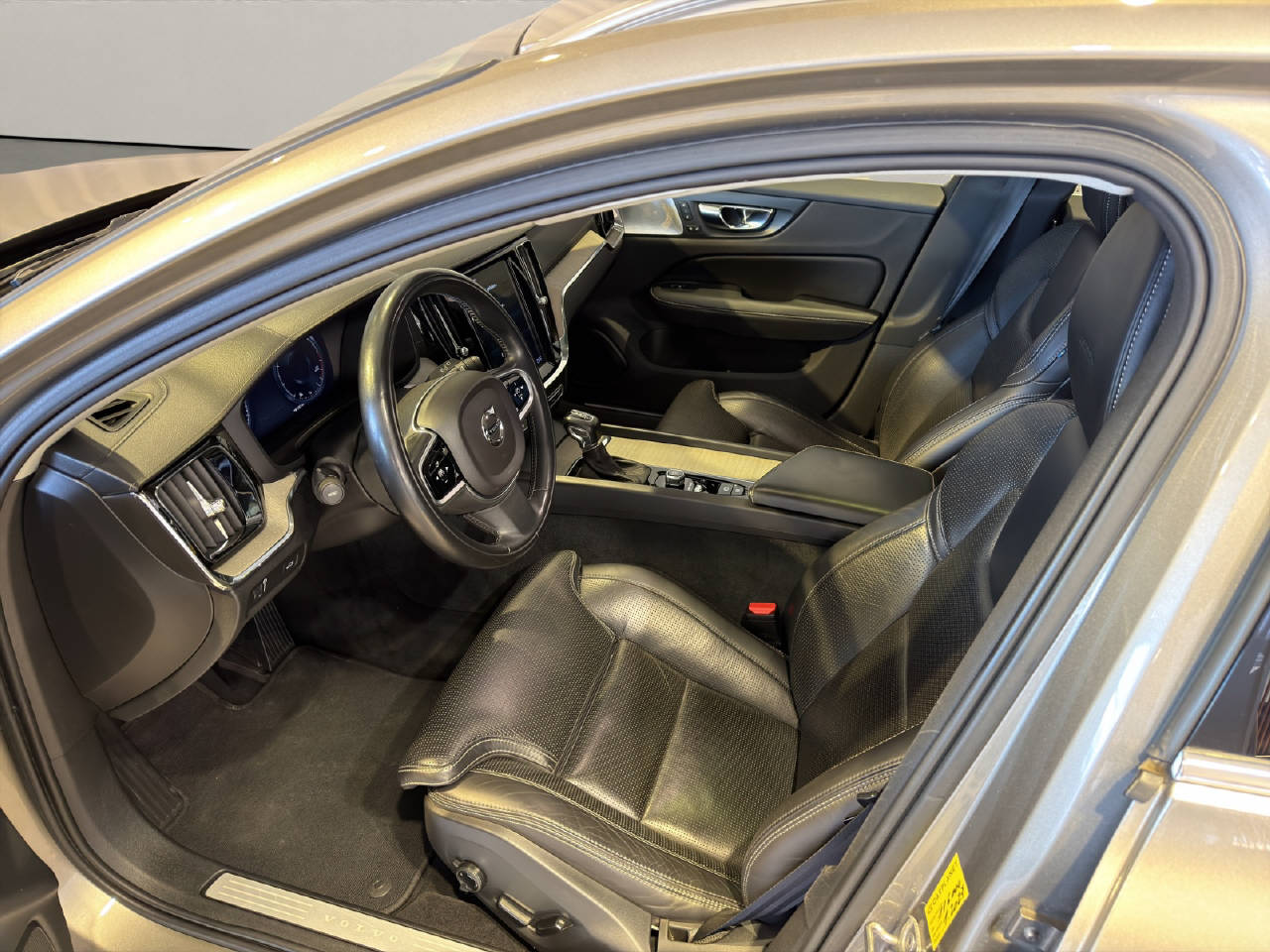 VOLVO V60 2.0 T6 Inscription AWD-image-4