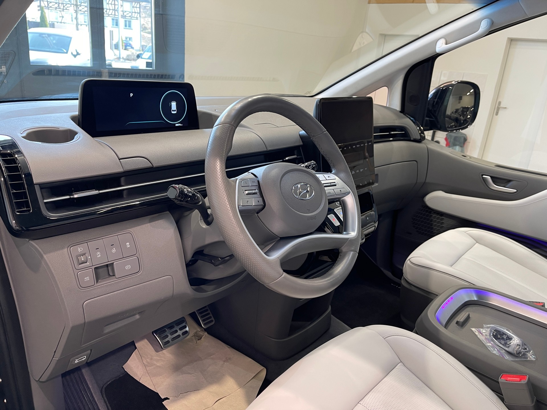 HYUNDAI Staria 2.2 CRDi Signature 4WD A 7 SITZER-image-6