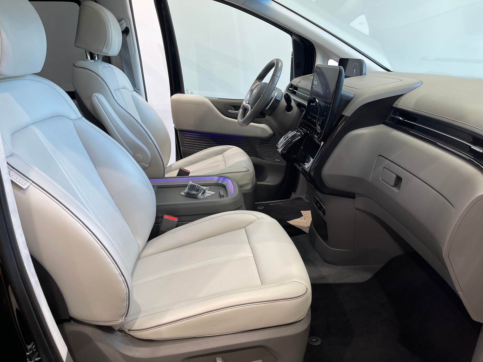 HYUNDAI Staria 2.2 CRDi Signature 4WD A 7 SITZER-image-19