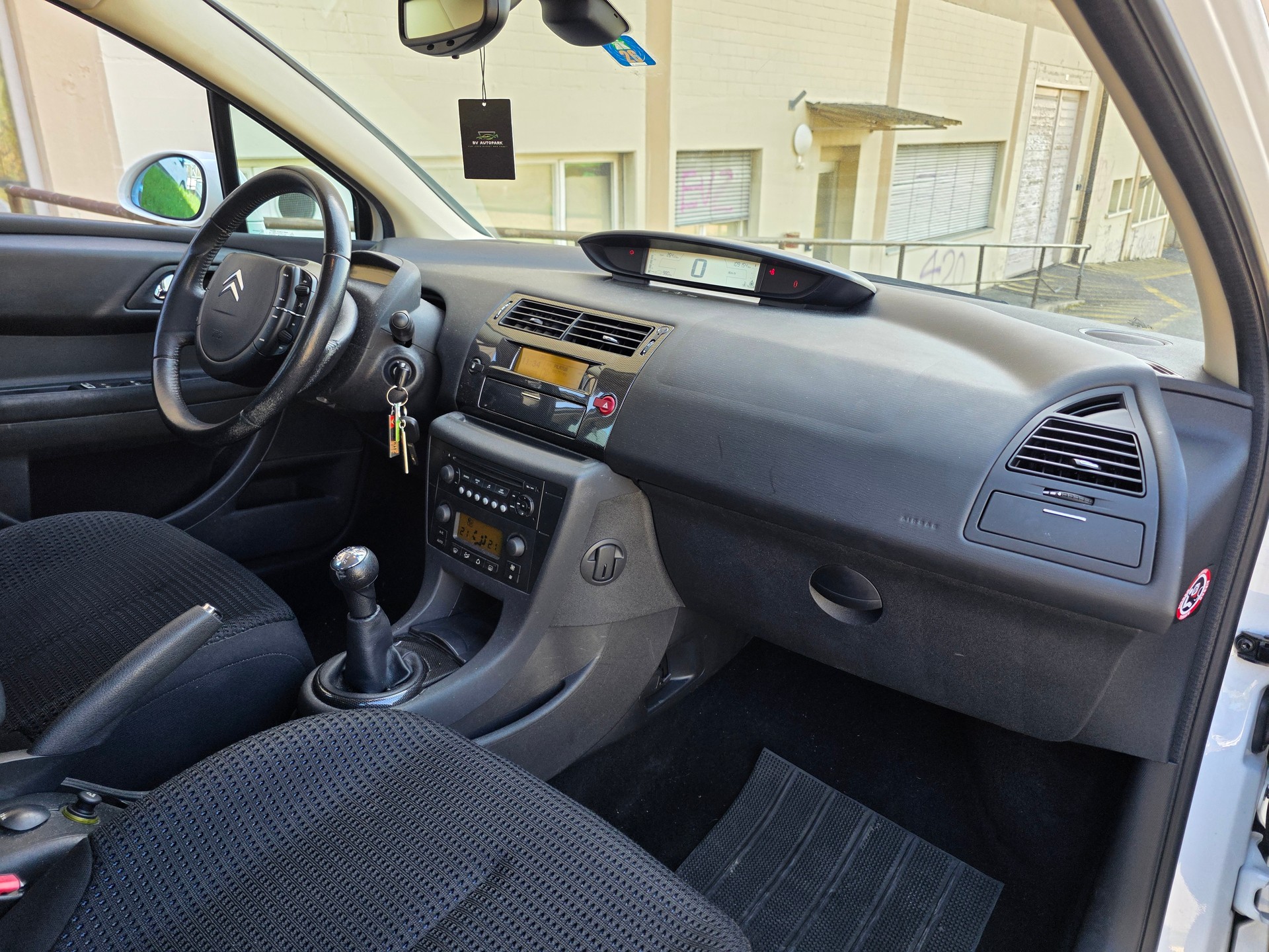 CITROEN C4 Berline 1.6 16V HDi VTR-image-4