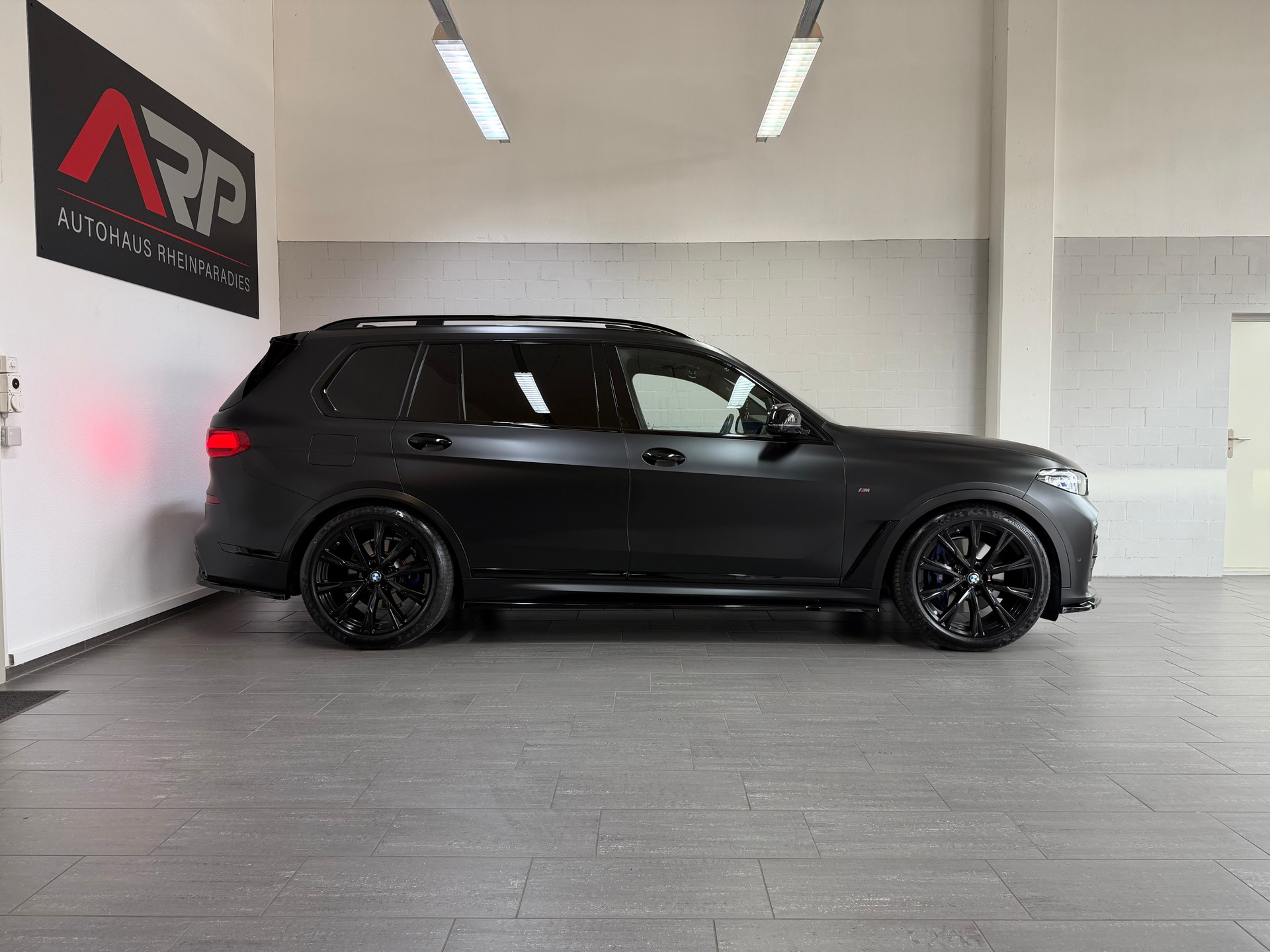 BMW X7 xDrive M50d Steptronic *CH-Fzg*7-Sitzer*Maxton Bodykit*Softclose*Massage*360•*Pano*SkyLounge*Alcantara-Dach*Sitzlüftung*-image-2