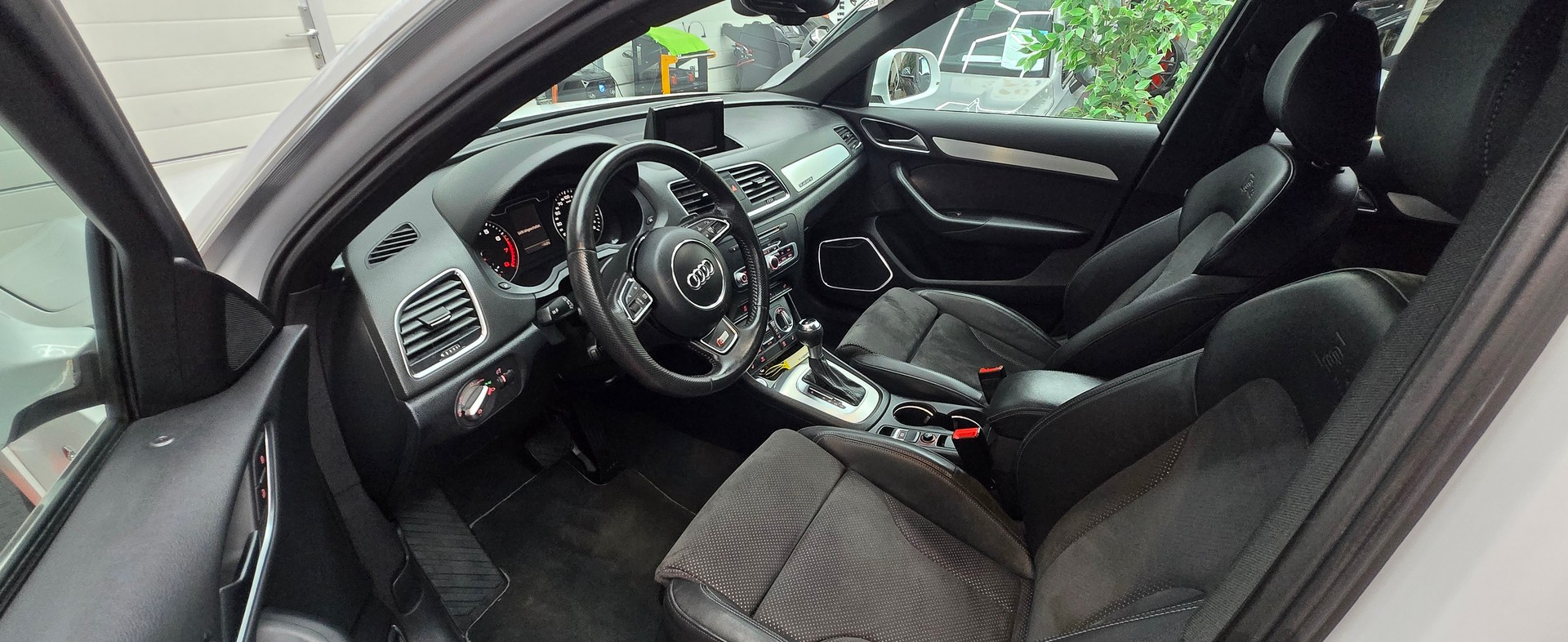 AUDI Q3 2.0 TFSI quattro S-tronic-image-10