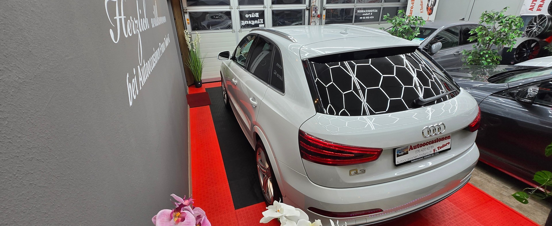 AUDI Q3 2.0 TFSI quattro S-tronic-showroom-element-3
