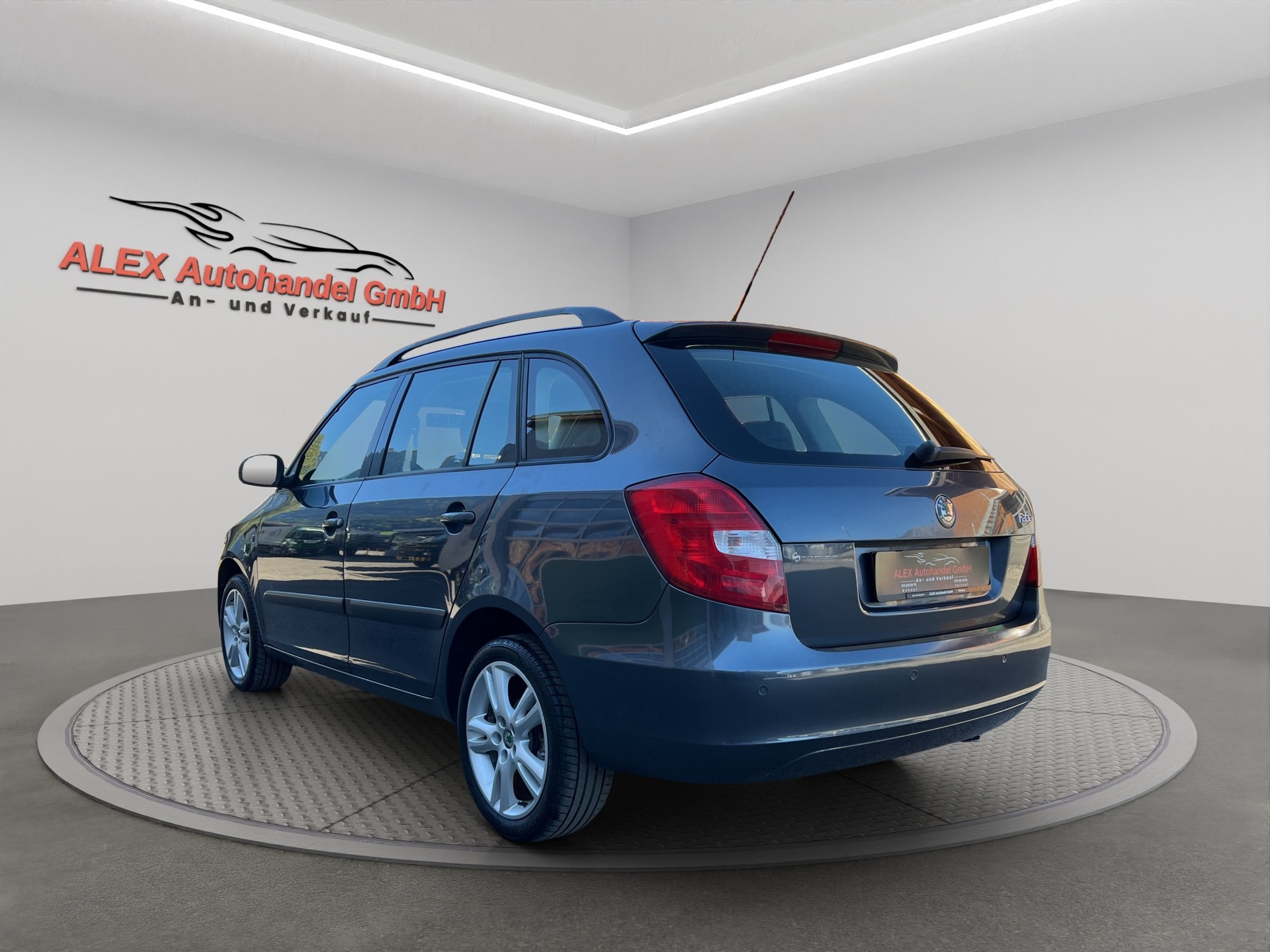 SKODA Fabia 1.6 Elegance Tiptronic-image-3