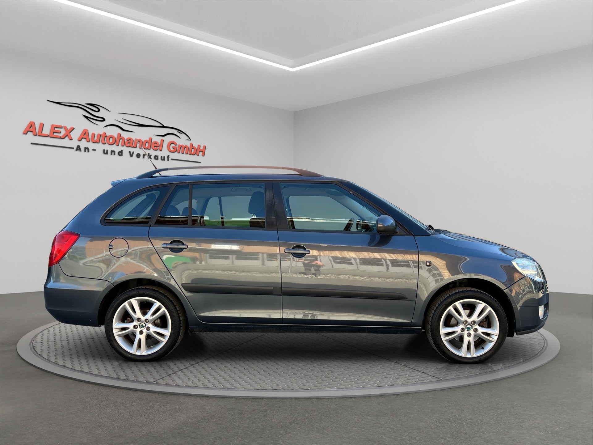 SKODA Fabia 1.6 Elegance Tiptronic-image-6