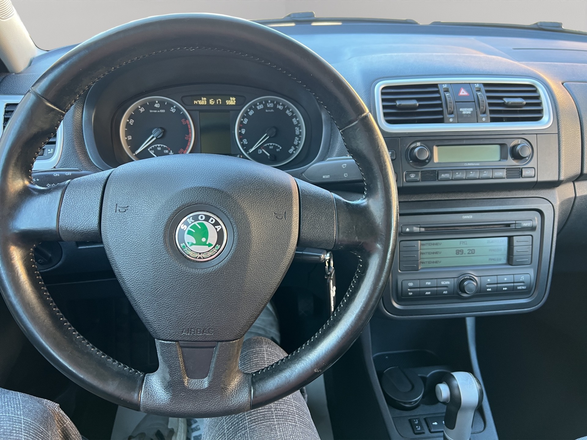 SKODA Fabia 1.6 Elegance Tiptronic-image-12