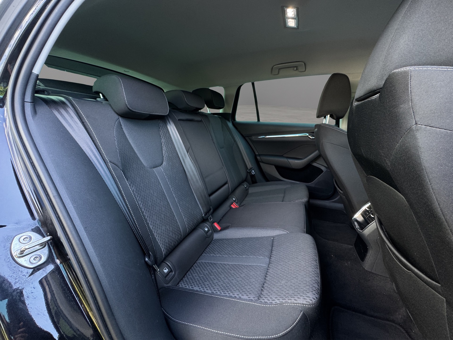 SKODA Octavia Combi 2.0 TDI DSG Style 4x4-image-14