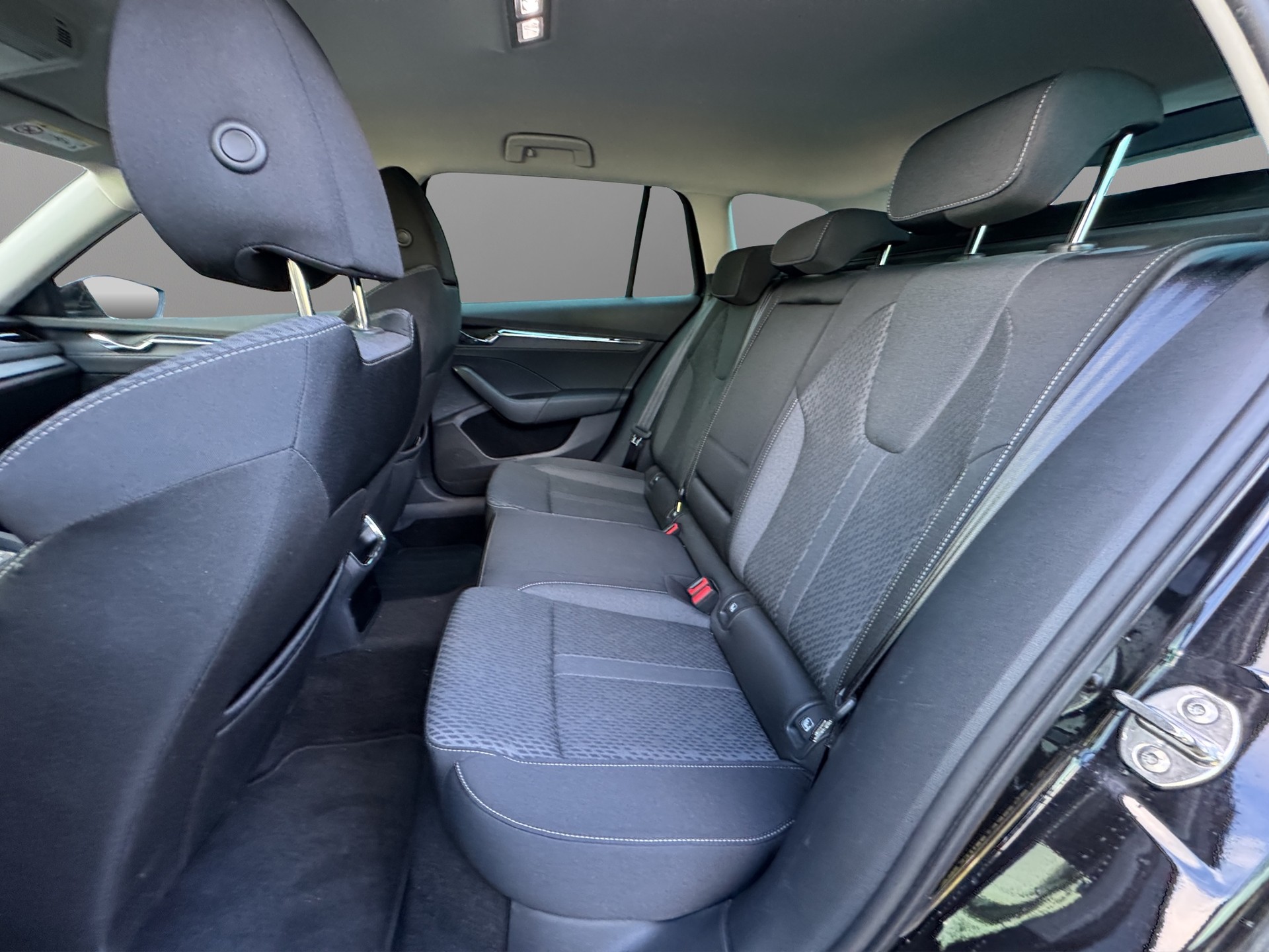 SKODA Octavia Combi 2.0 TDI DSG Style 4x4-image-10