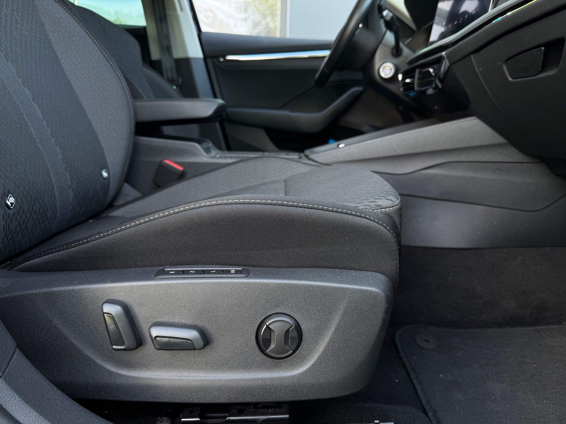 SKODA Octavia Combi 2.0 TDI DSG Style 4x4-image-17