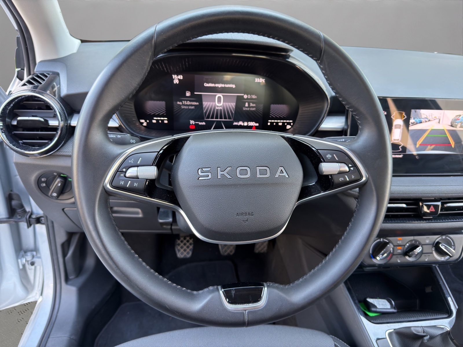 SKODA Fabia 1.0 MPI Young Edition-image-9