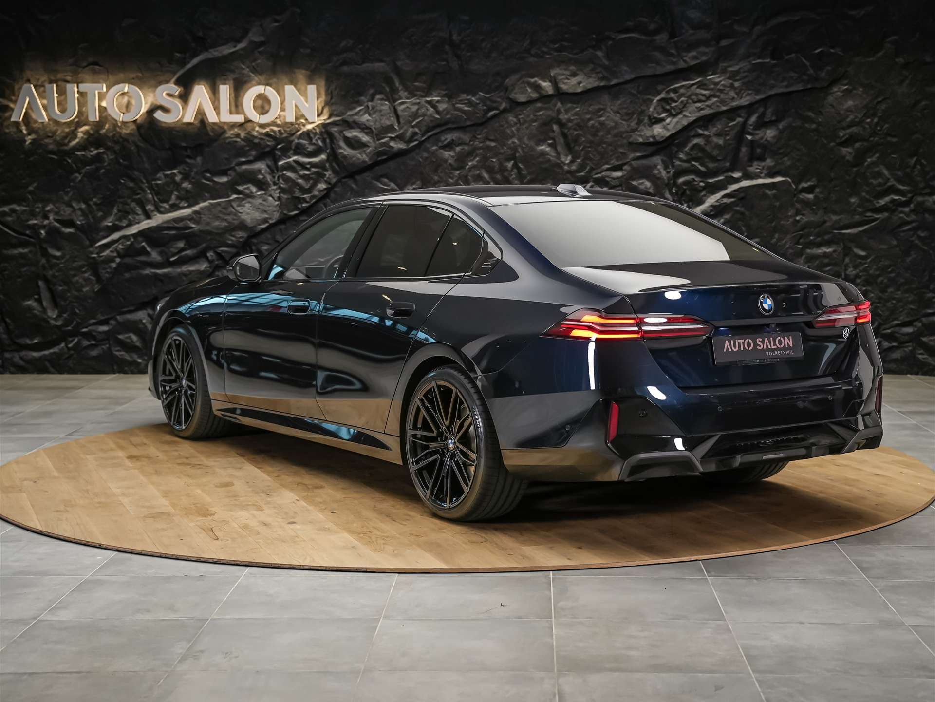 BMW 520i M Sport Steptronic *Werksgarantie*21" Felgen*El. Sitze mit Memory*-showroom-element-3