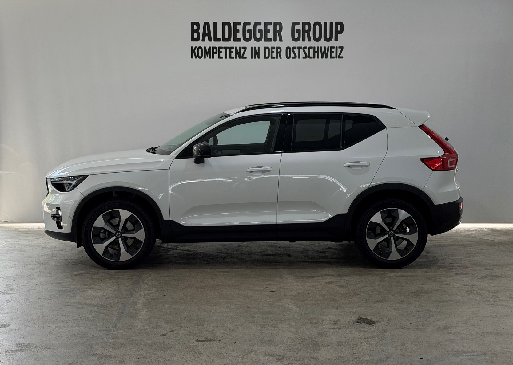 VOLVO XC40 2.0 B3 MH Plus Dark-showroom-element-2