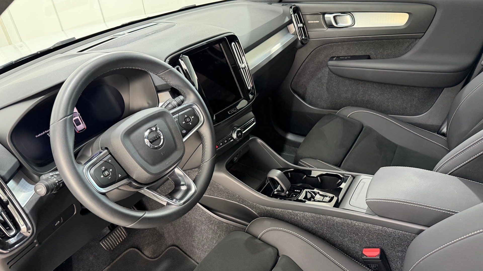 VOLVO XC40 2.0 B3 MH Plus Dark-showroom-element-3