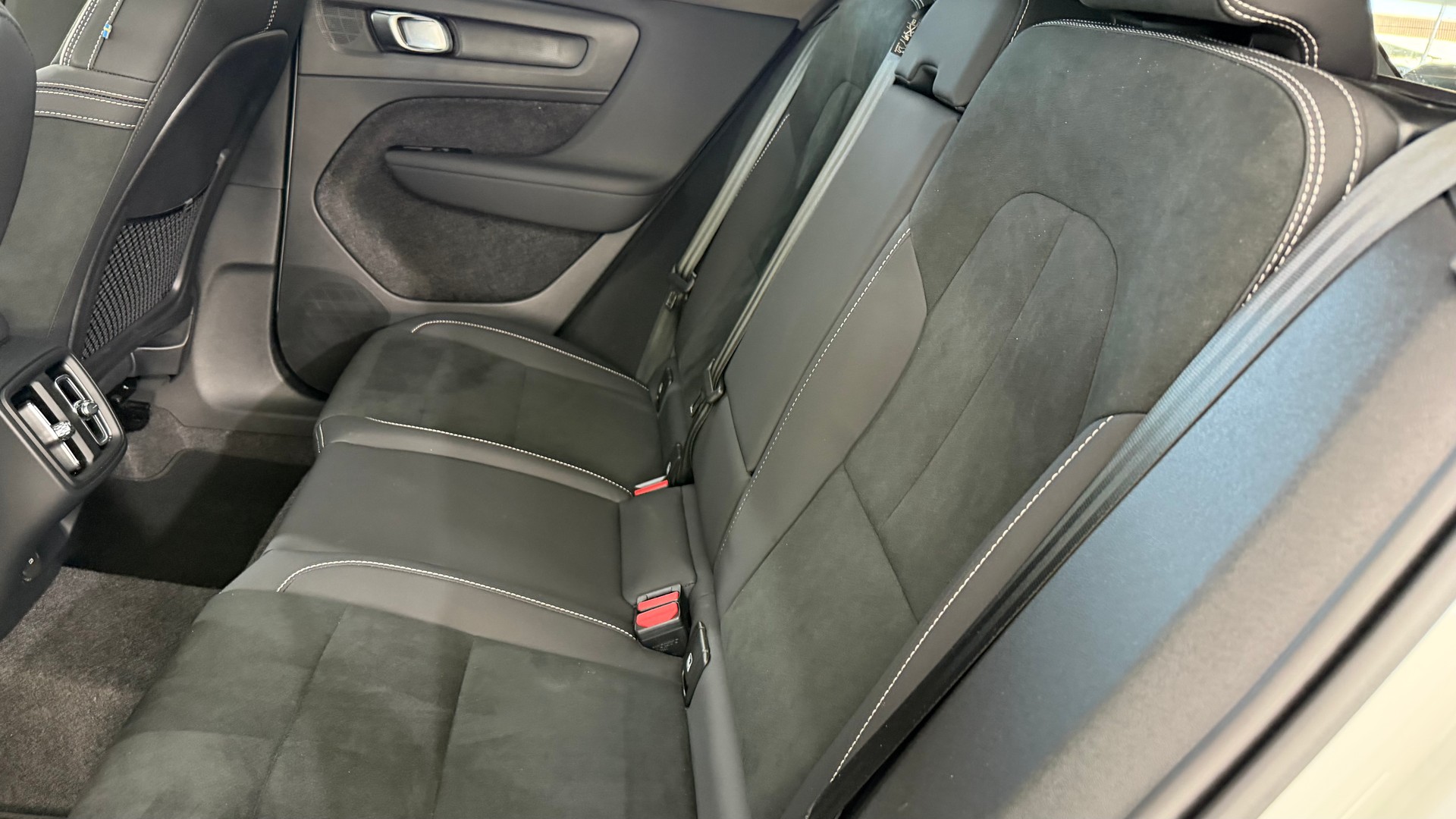 VOLVO XC40 2.0 B3 MH Plus Dark-image-6