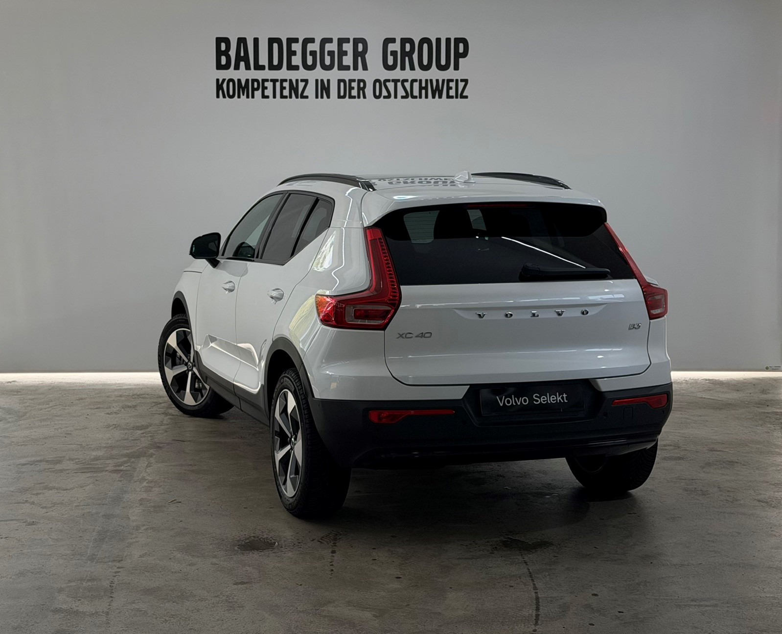 VOLVO XC40 2.0 B3 MH Plus Dark-showroom-element-1