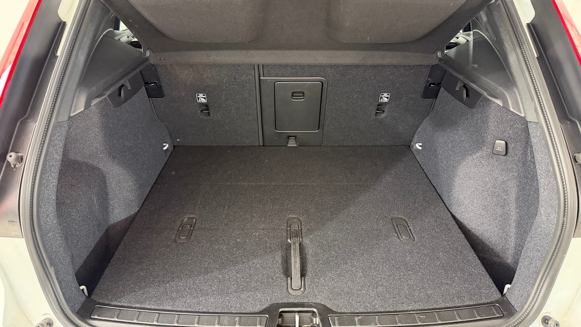 VOLVO XC40 2.0 B3 MH Plus Dark-image-14