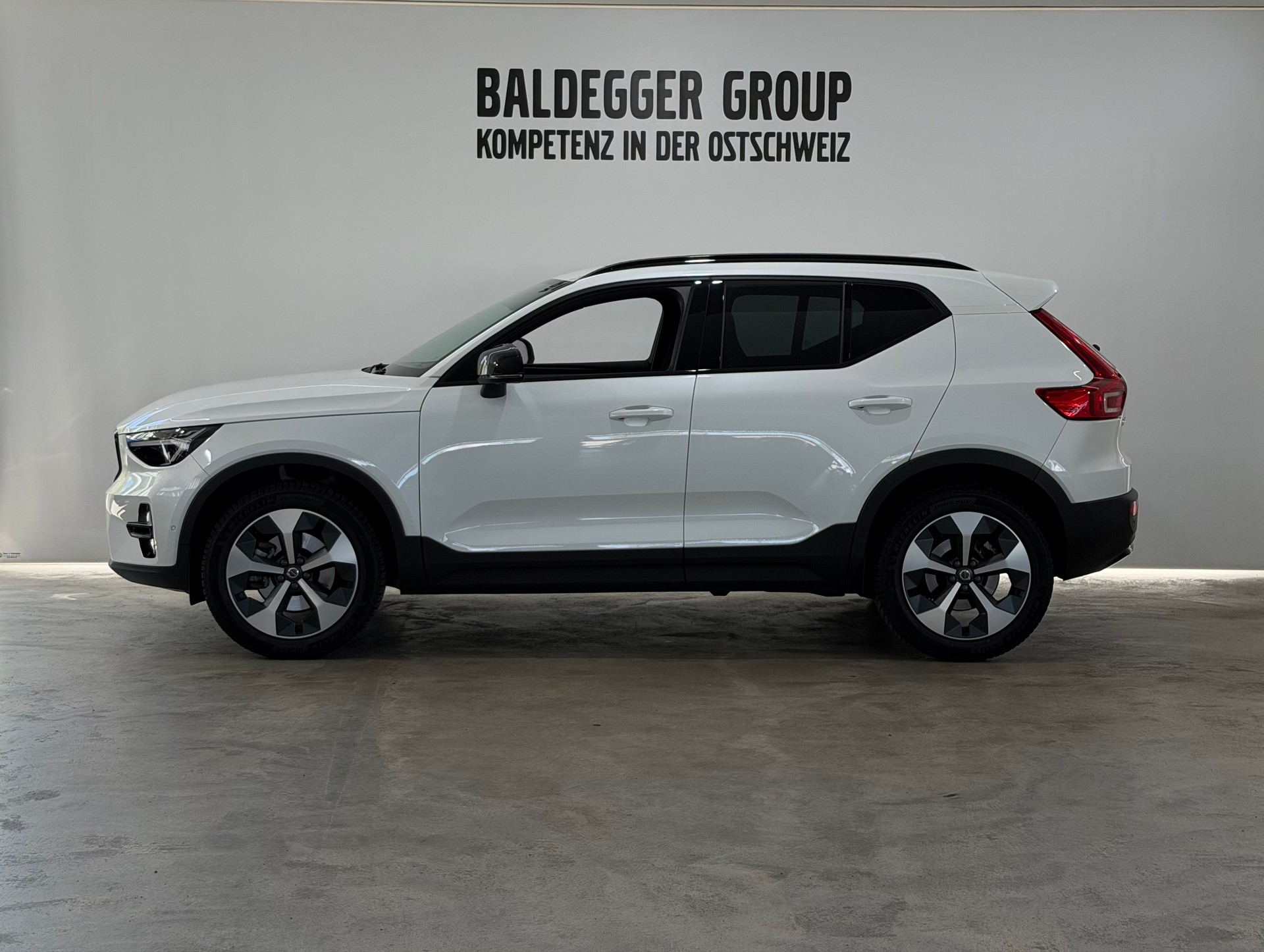 VOLVO XC40 2.0 B3 MH Plus Dark-showroom-element-1