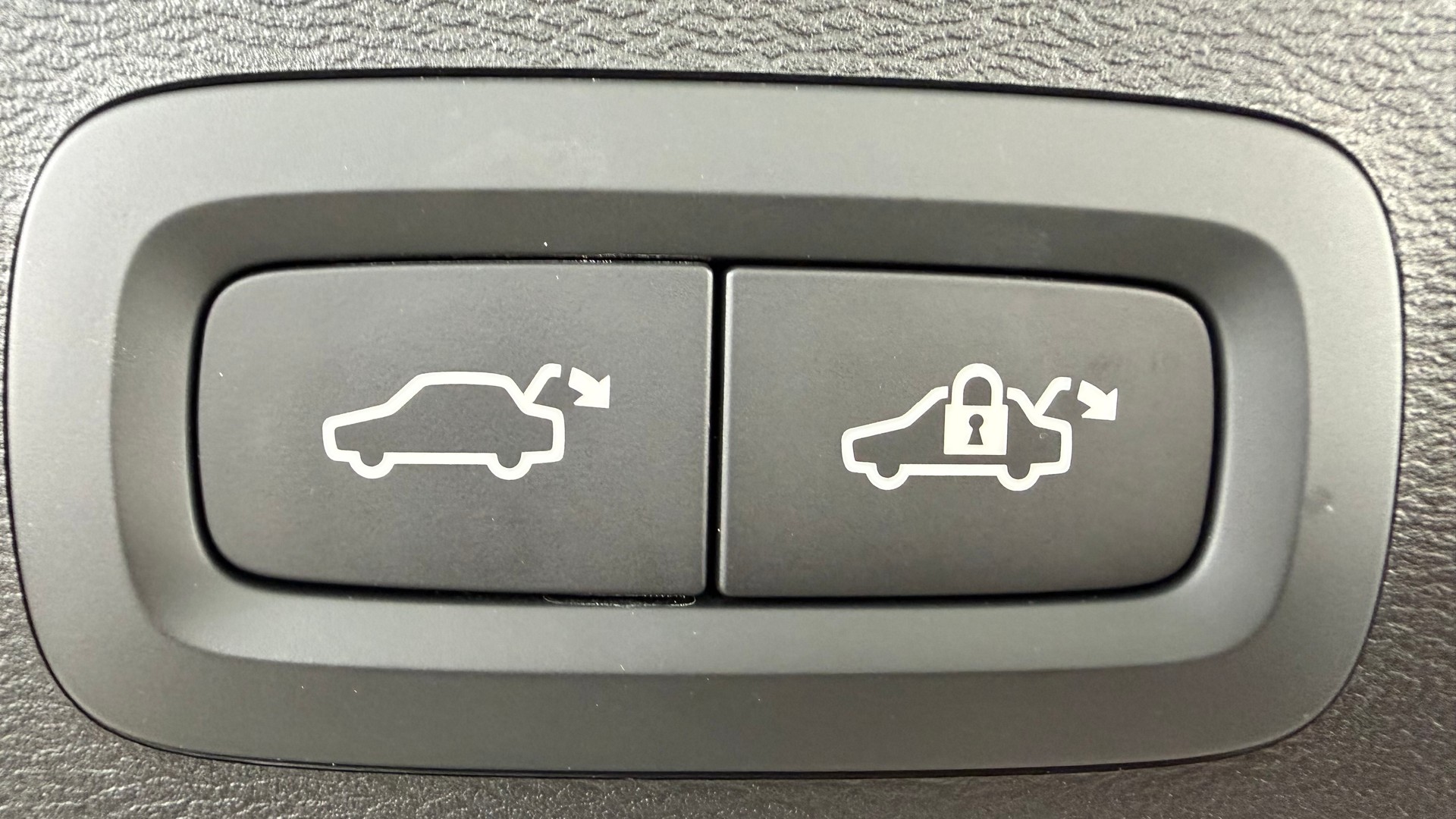 VOLVO XC40 2.0 B3 MH Plus Dark-image-15