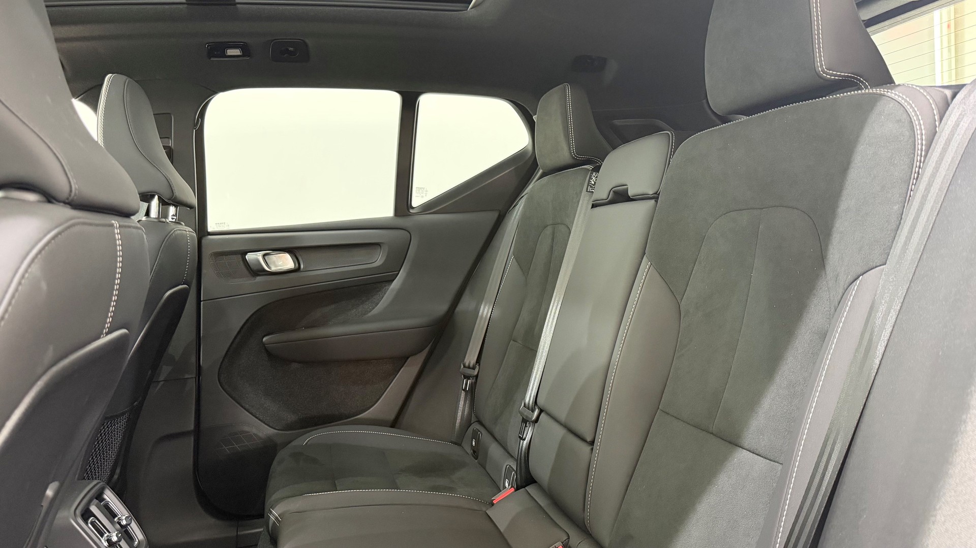 VOLVO XC40 2.0 B3 MH Plus Dark-image-6