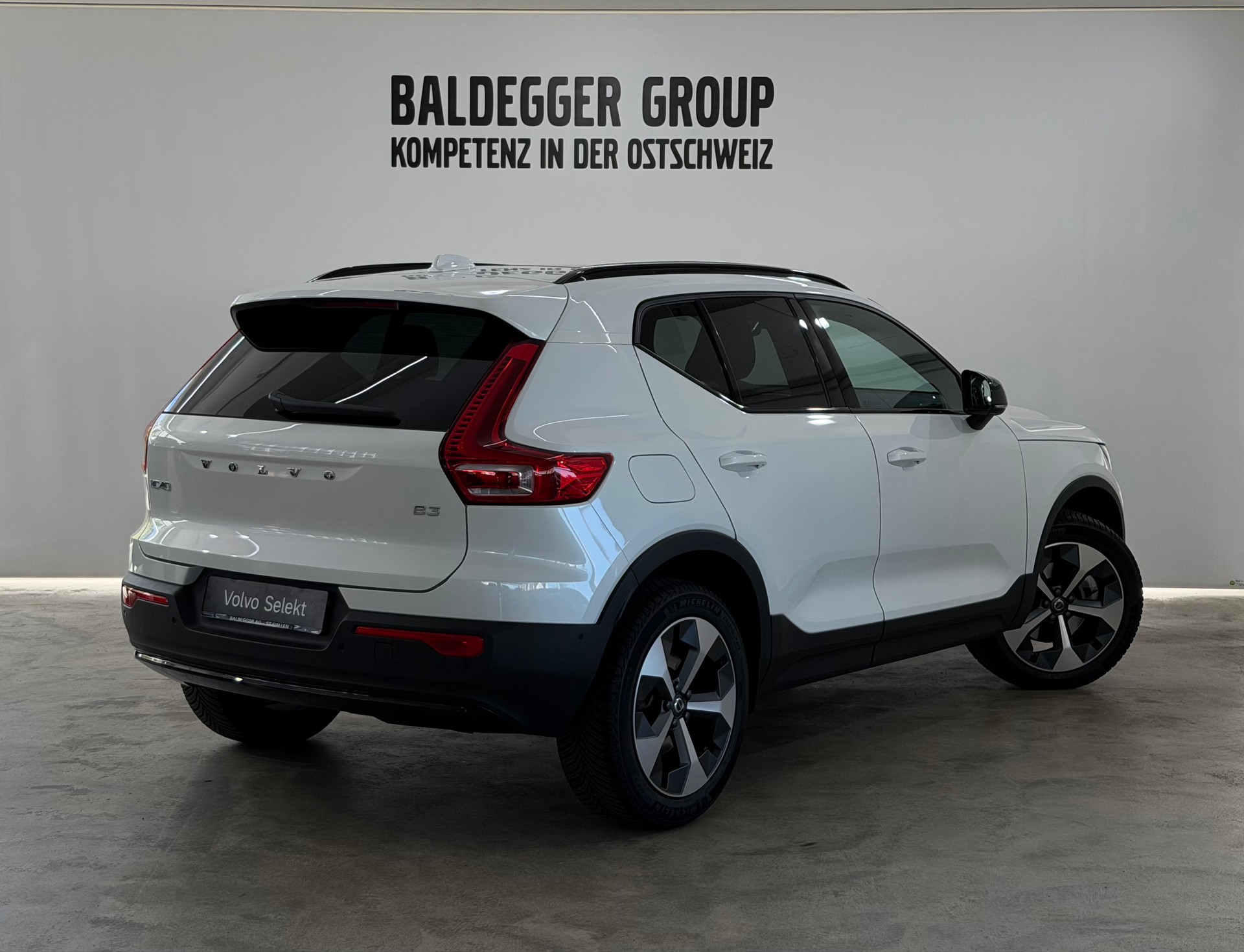 VOLVO XC40 2.0 B3 MH Plus Dark-showroom-element-2