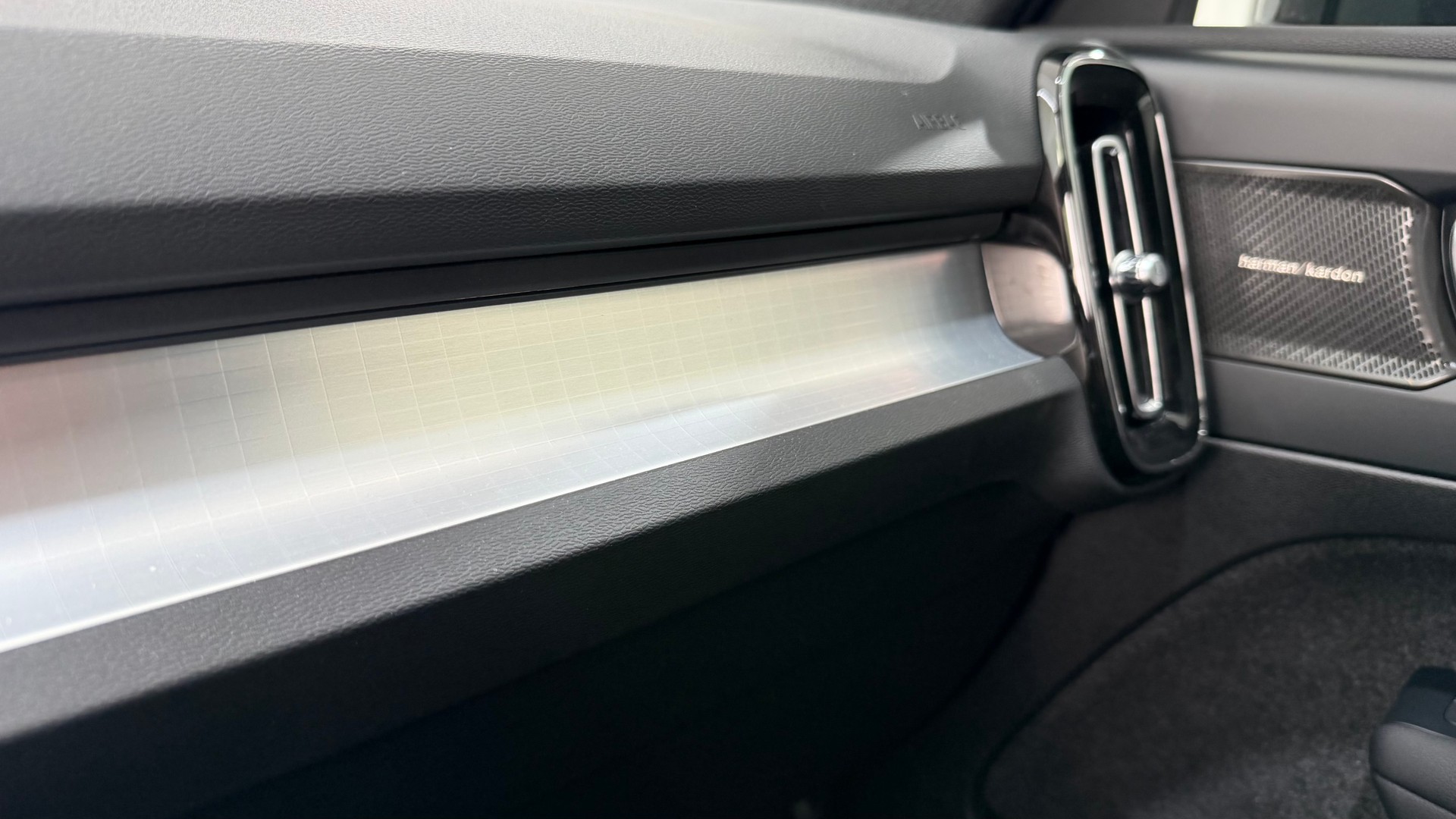 VOLVO XC40 2.0 B3 MH Plus Dark-image-10