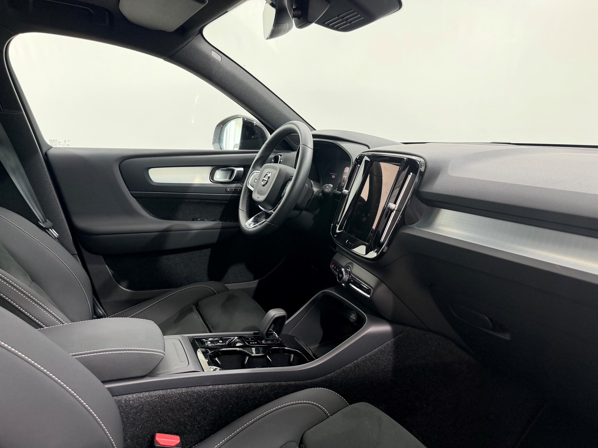 VOLVO XC40 2.0 B3 MH Plus Dark-image-4