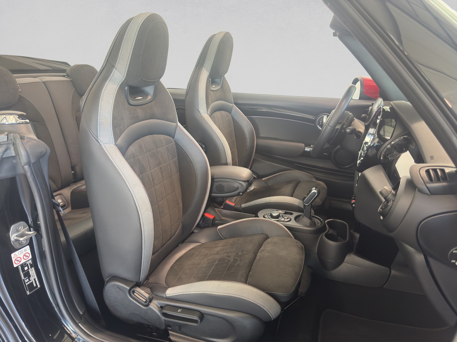 MINI Cooper John Cooper Works Cabriolet Steptronic-image-17