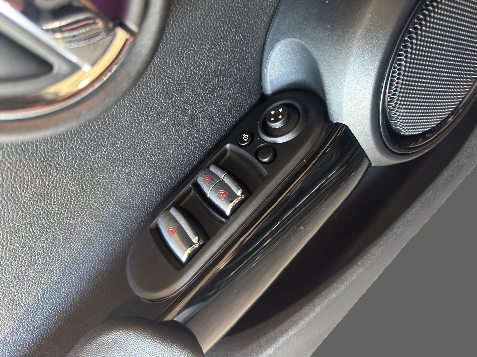 MINI Cooper John Cooper Works Cabriolet Steptronic-image-11