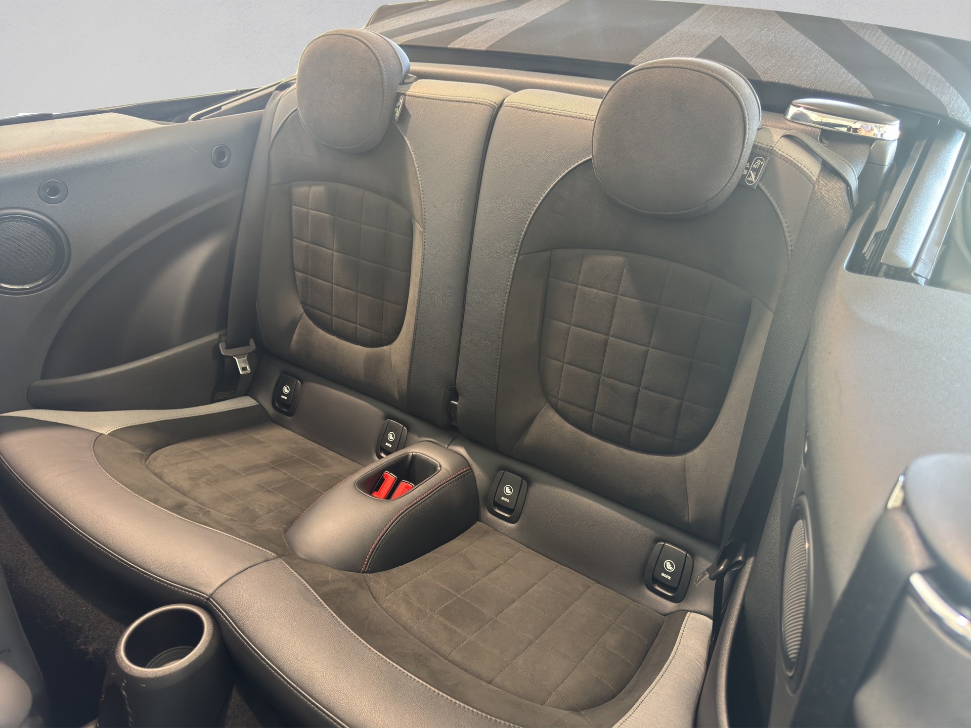 MINI Cooper John Cooper Works Cabriolet Steptronic-image-12