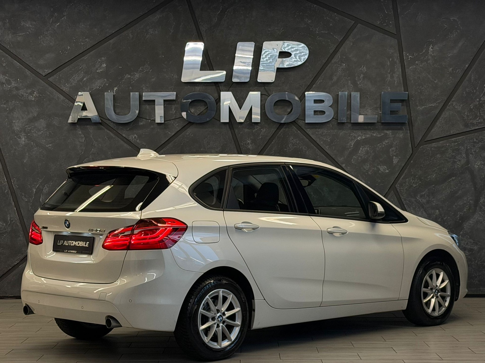 BMW 220d xDrive Active Tourer Steptronic-image-5