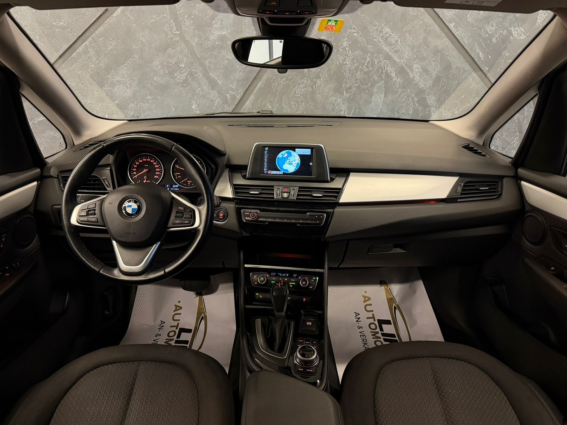 BMW 220d xDrive Active Tourer Steptronic-image-8